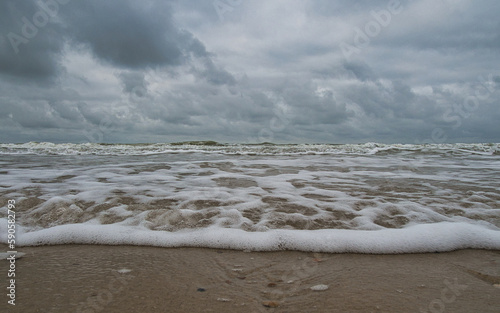 Die bedrohliche Nordsee mit dunklen Wolken eines aufziehenden Sturms