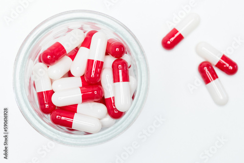 Tarro de capsulas de medicina rojas y blancas