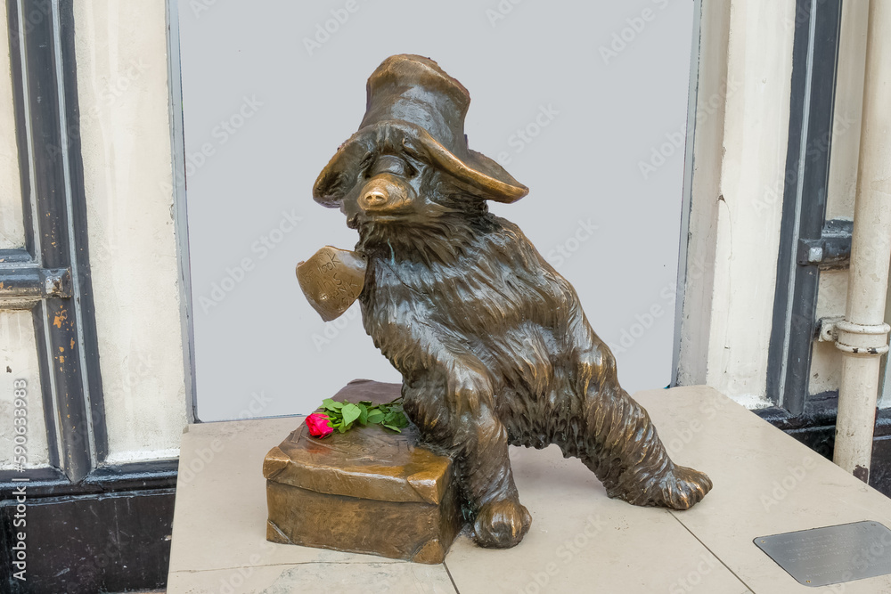 paddington-bear-statue-at-paddington-railway-station-in-london-foto-de