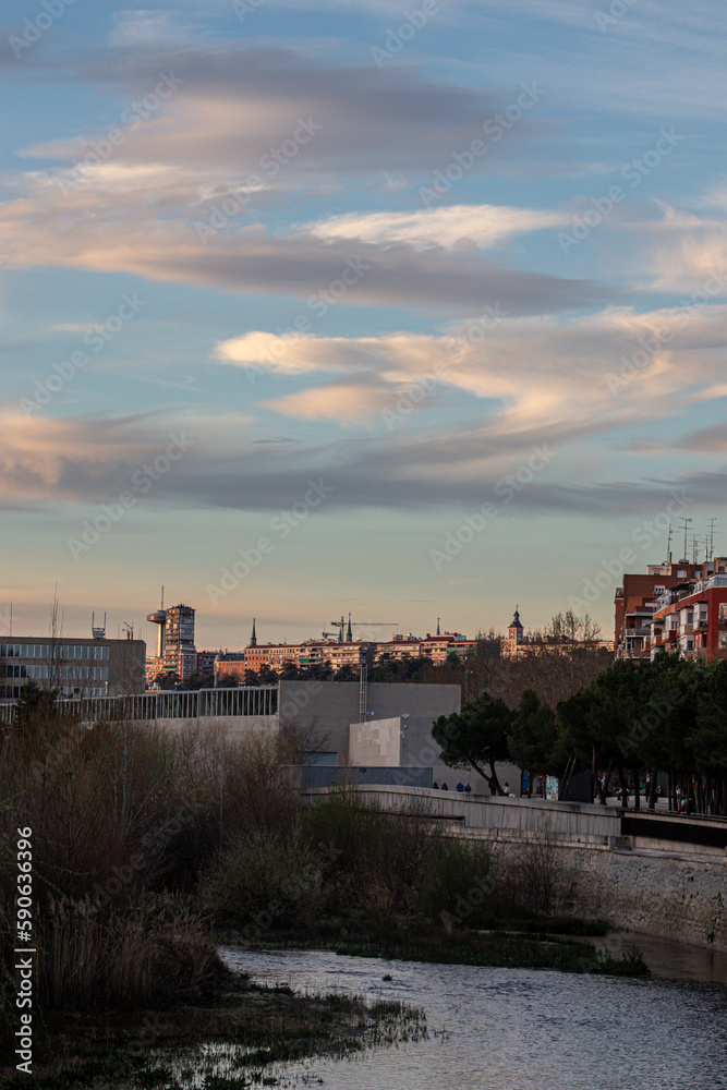 Cielo azul, nubes y la ciudad de Madrid