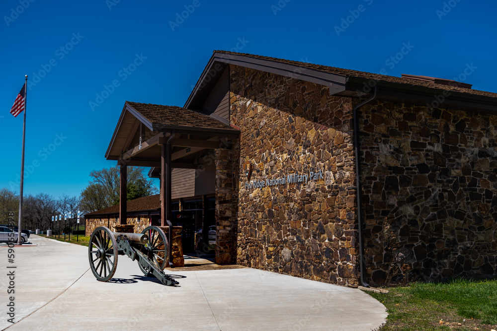 Foto de Pea Ridge, AR—April 8, 2023; bronze muzzle loading cannon
