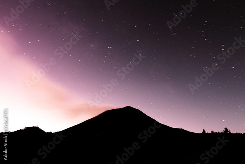 the popocatépetl volcano at dawn and the stars in the background.