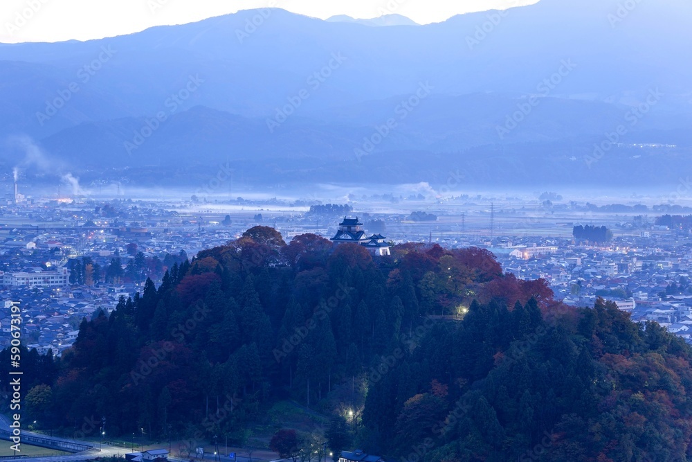 展望台から見下ろす紅葉に囲まれた朝のお城の情景＠福井