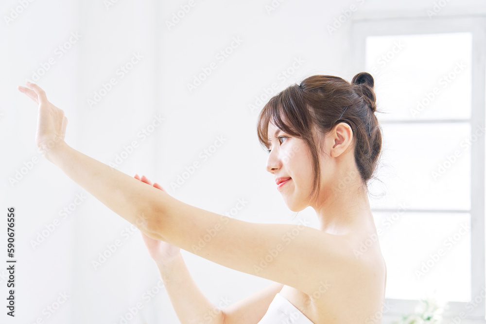 腕のスキンケアをする若い女性
