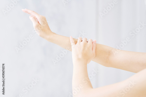 Photos 腕のスキンケアをする若い女性　顔無し