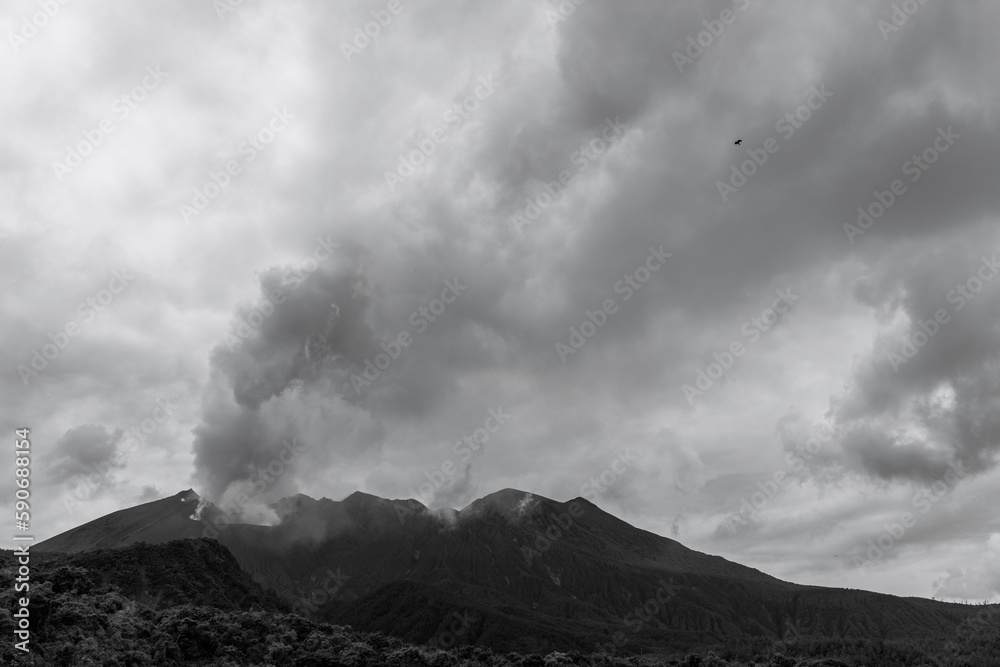 噴煙を上げる桜島の火口