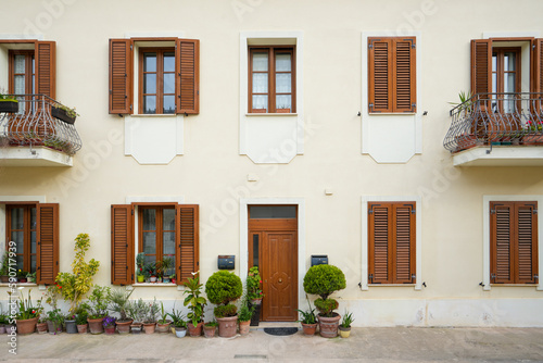 Türen und Fenster italienischer Häuser auf Sardinien