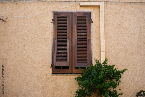 Fenster italienischer Häuser auf Sardinien