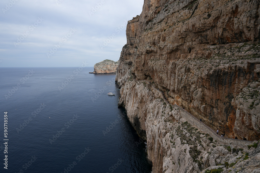 Treppen in der Felswand auf dem Weg zur Neptun-Grotte bei Alghero auf Sardinien