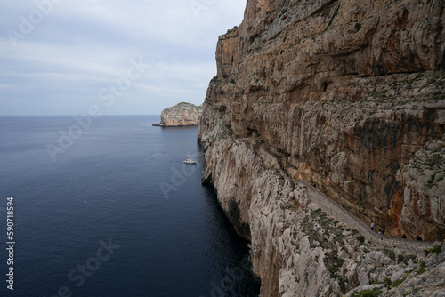 Treppen in der Felswand auf dem Weg zur Neptun-Grotte bei Alghero auf Sardinien © Mario Schmidt