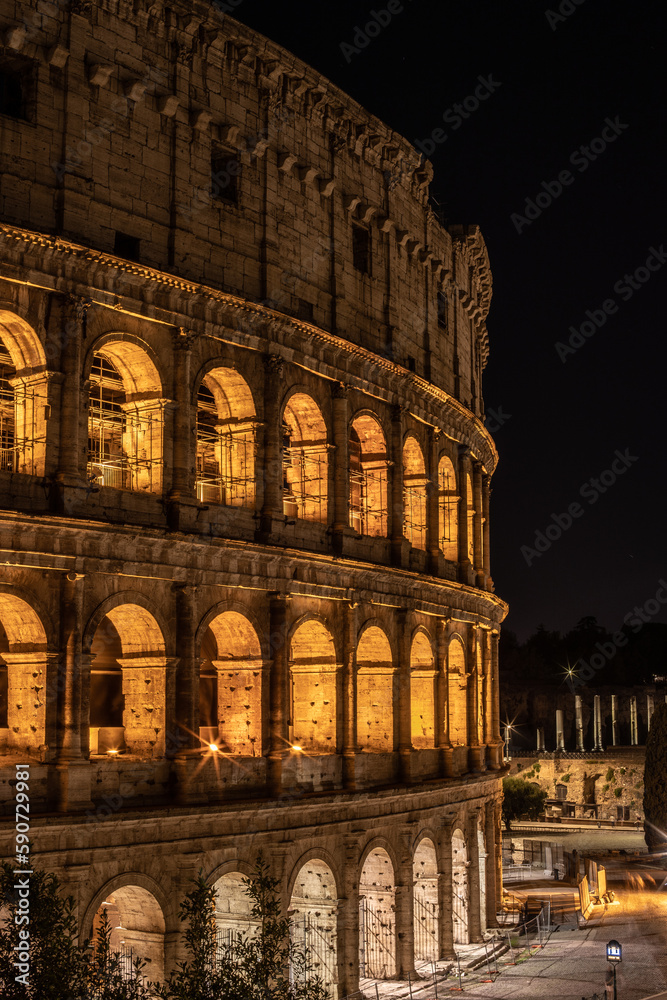Naklejka premium colosseum at night