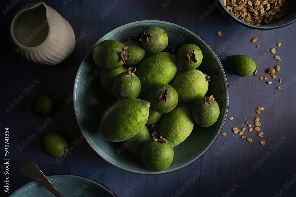 Obraz premium bowl of feijoas on breakfast table