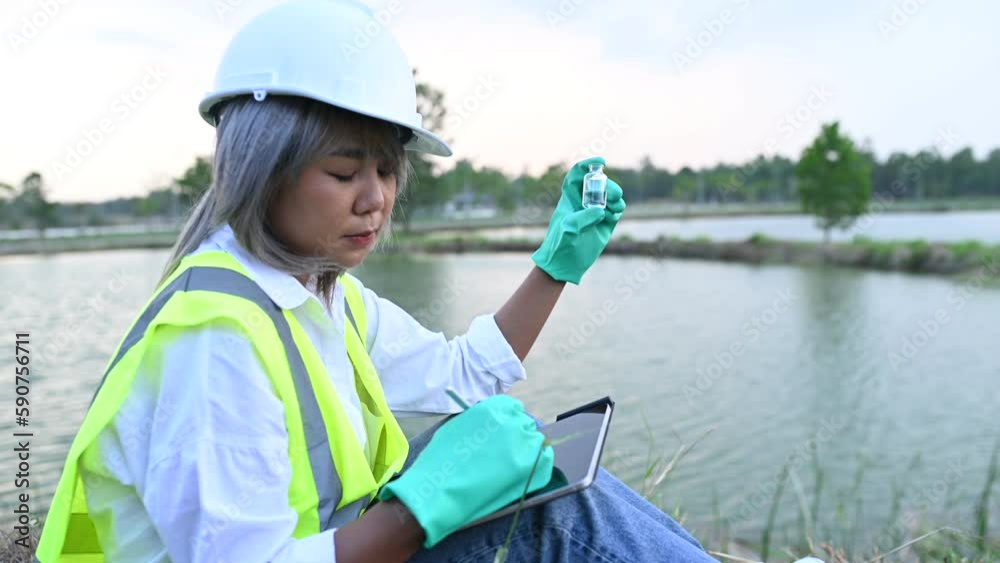 Environmental engineers inspect water quality,Scientist Bring water to