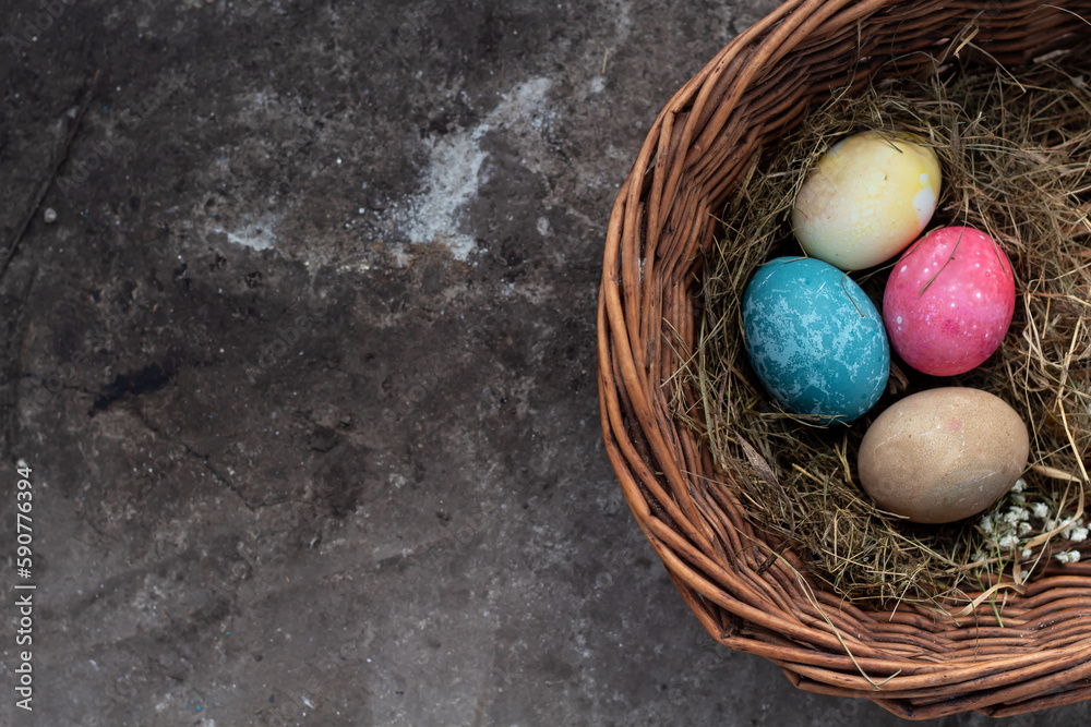 Obraz premium Easter eggs lie on the background, space for text