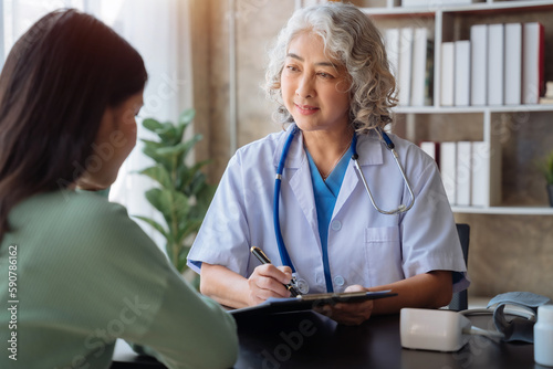 Canvastavla Doctor working to write a patient report in the clinic.