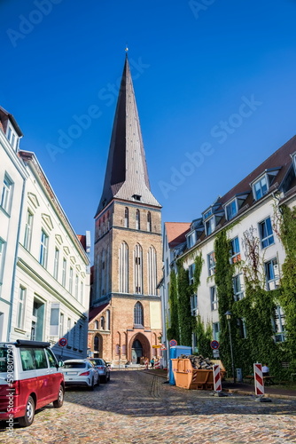 rostock, deutschland - altstadtgasse mit petrikirche