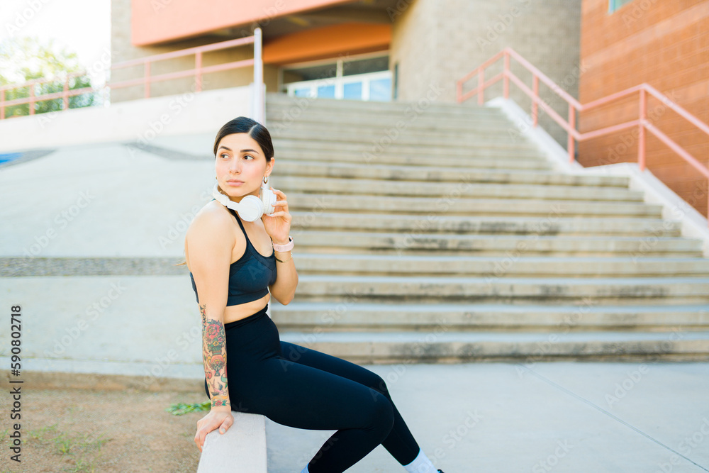 Obraz premium Fit sporty woman preparing to run outdoors