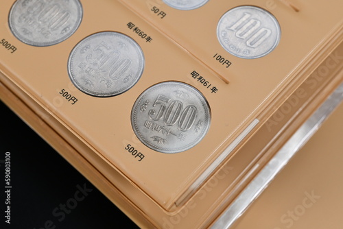 コインアルバムに収められた硬貨