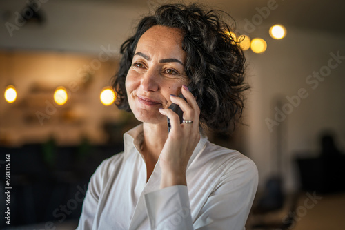 Foto One woman mature caucasian female businesswoman entrepreneur stand at work or ho