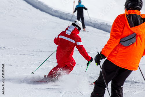Skilehrer in Österreich gibt einen Skikurs für Erwachsene