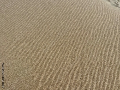 Feiner Sand in Wellenmuster geweht