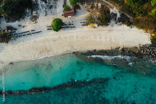 Fototapeta Naklejka Na Ścianę i Meble -  Koh Larn, a beautiful island near Bangkok, is in Pattaya City. Chonburi is a small island with clear blue and emerald green water, both Thai and foreign tourists come here. There are many facilities.
