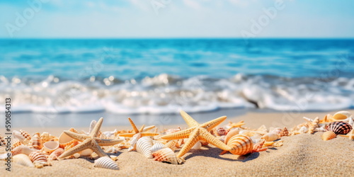 Muscheln und Seesterne auf dem Sand mit Meer im Hintergrund - erstellt mit AI 
