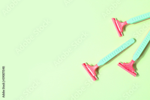 Set of safety razors on green background © Pixel-Shot