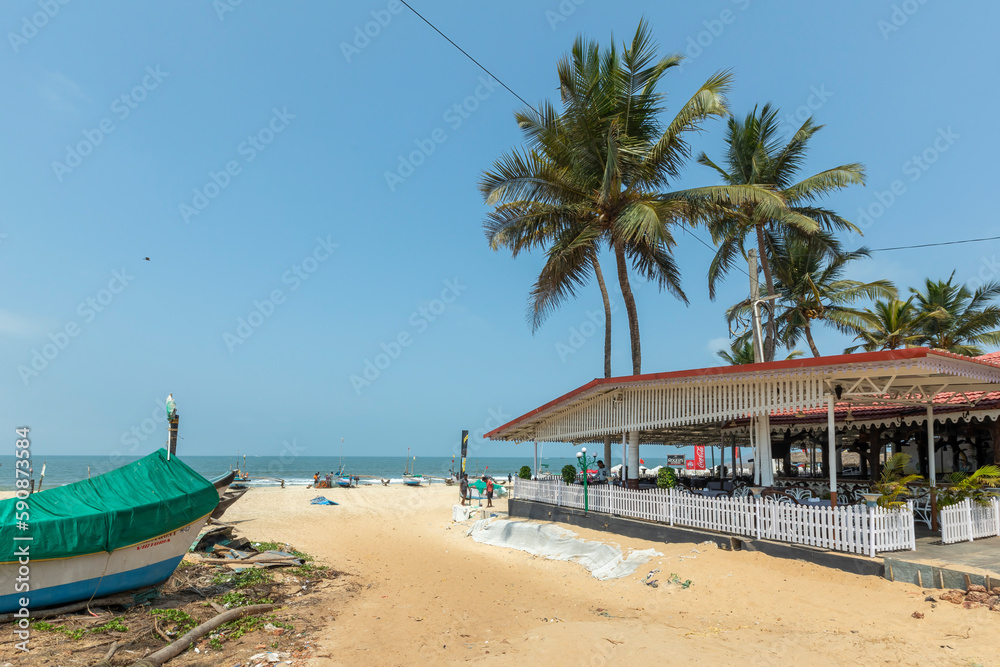 Obraz premium Benaulim Beach, Goa - India. April, 06 2023. Sunny Beach is a popular seaside destination located in the Indian state of Goa. The beach is known for its golden sands and clear blue waters.