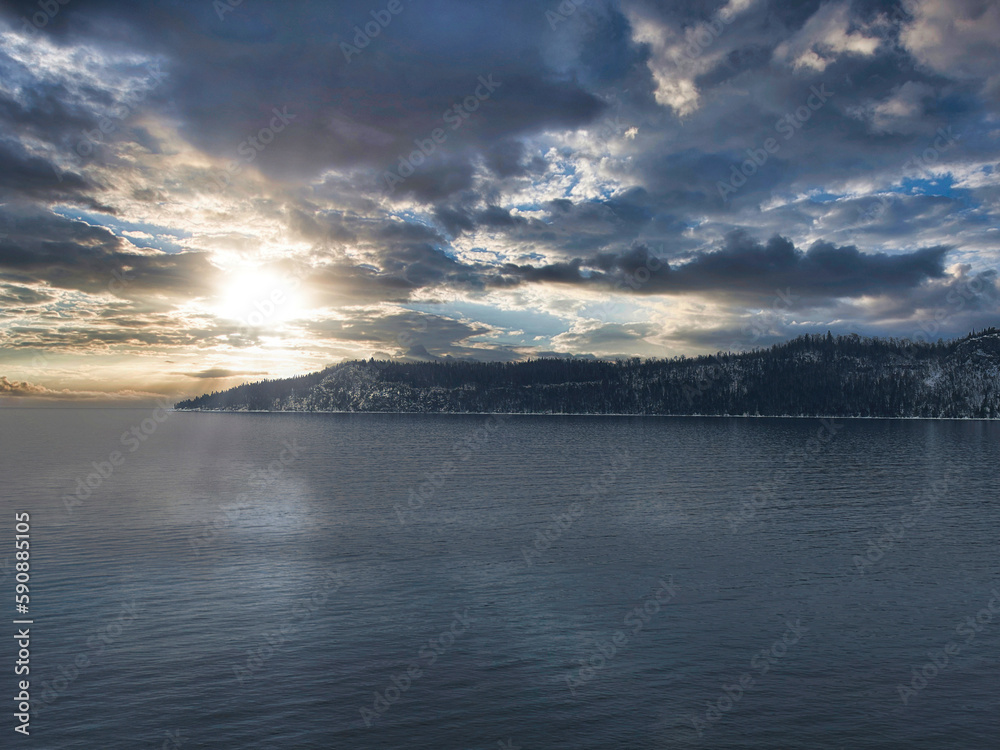 Obraz premium Mountains in Thunder Bay Ontario during a cloudy sunrise on Lake Superior