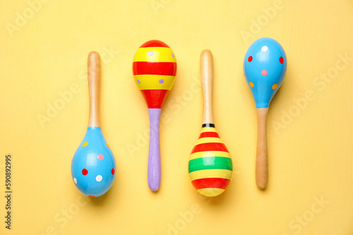 Foto Mexican maracas on yellow background