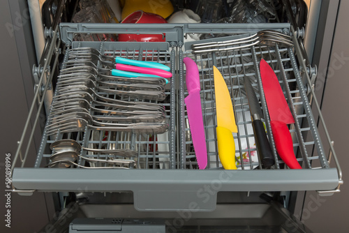 Upper dishwasher basket
