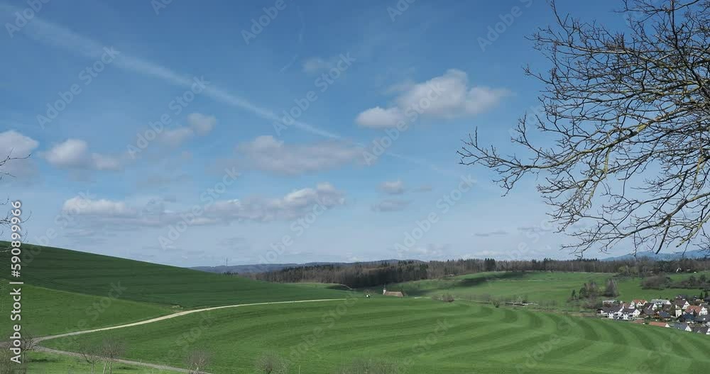 Wanderung zwischen Schönenberg und Olsberg mit seiner Stiftskirche im Schweizer Kanton Aargau. Hügellandschaft, liegen Felder, Wiesen und Wälder
