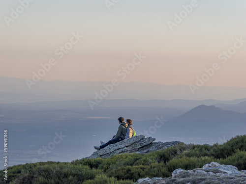 Dos senderistas contemplando el paisaje en Guadarrama photo