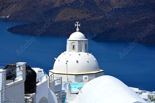 Dôme blanc d'église orthodoxe avec la mer Méditerranée et la montagne à l'arrière-plan en été, 2