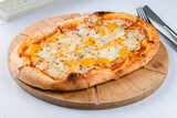 Pizza or pinsa with white cheese, blue cheese, cheddar, hard cheese, tomato sauce and truffle oil.