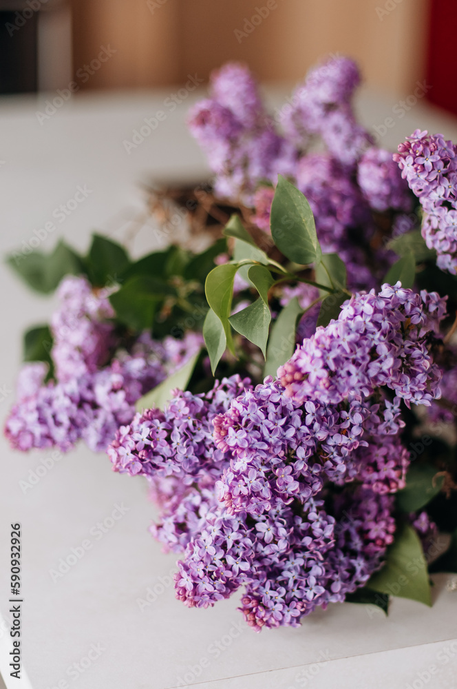 Obraz premium A bouquet of fresh lilacs on the table at home.