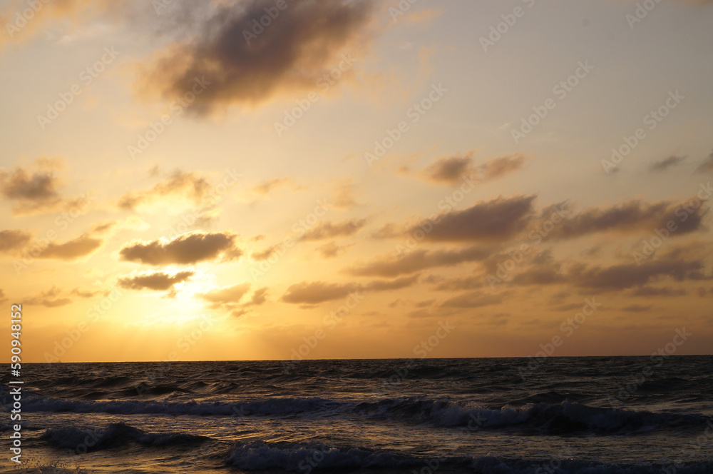 Sol, atardecer en la playa. Mar caribe.