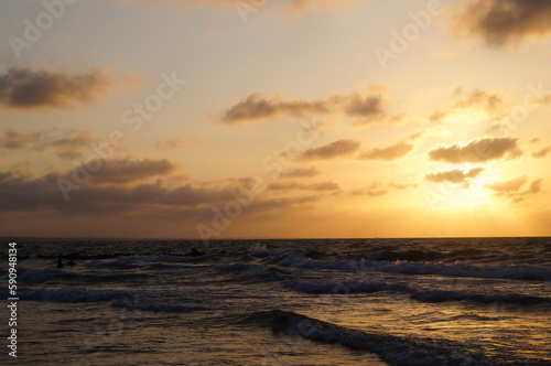 Foto de atardecer rojo, sol rojo, mar caribe en la playa