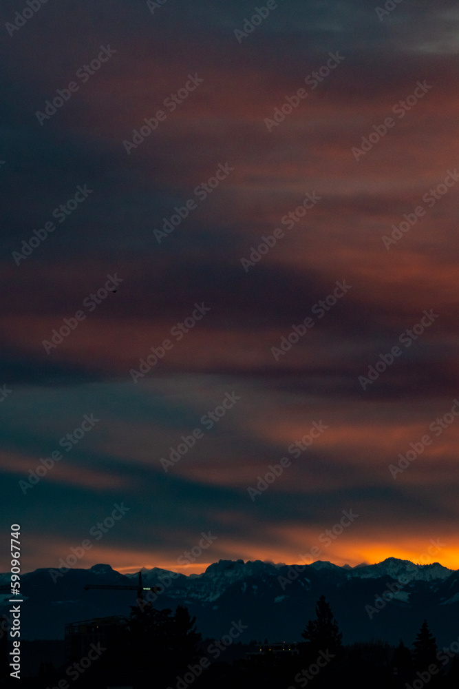 Obraz premium sunrise over cascade mountains