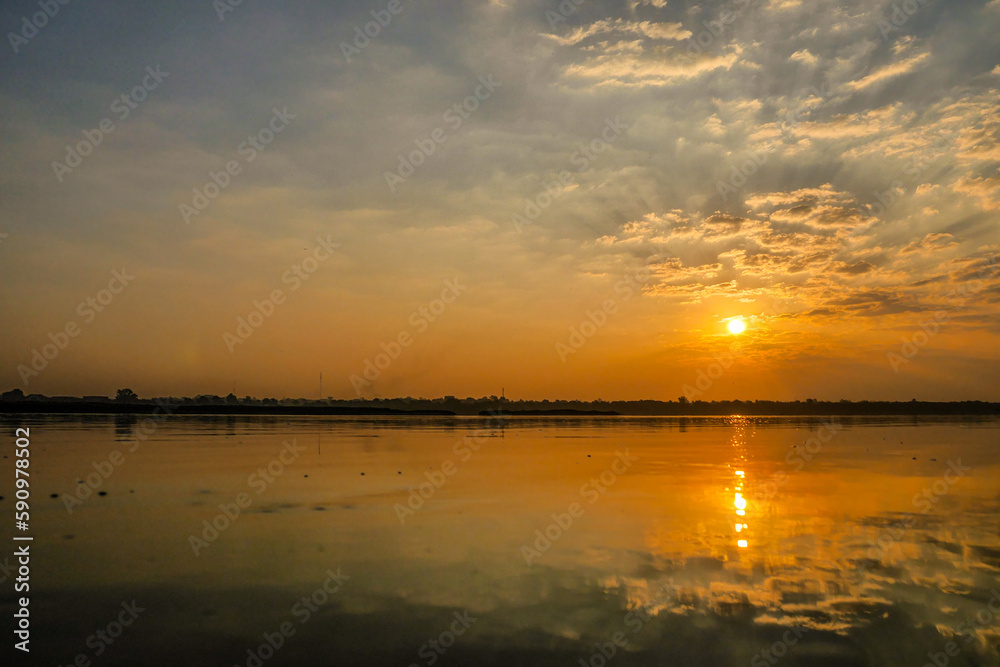 朝焼けのメコン川と水面に映る朝日