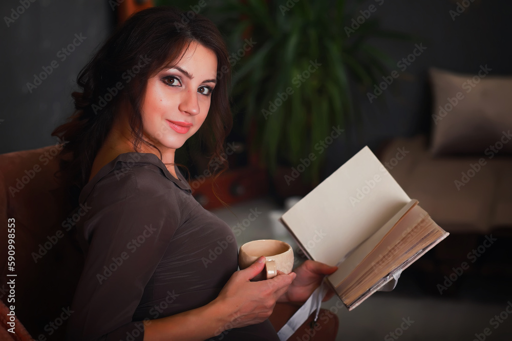 Obraz premium Beautiful pregnant girl with a big belly. Young married pregnant couple. Husband with a pregnant wife. A couple awaiting the birth of a baby.