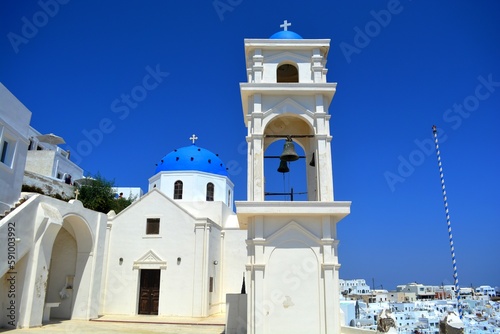 Clocher et dôme bleu en été avec ciel bleu, Fira, Santorin, Grèce, Europe 2