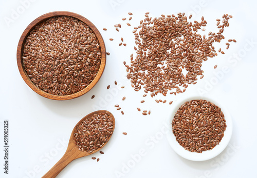 Photos flat lay top view flaxseed or linseed in spoon and bowl isolated on white background
