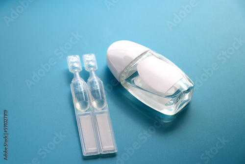 使い捨て目薬と容器に入った目薬 photo