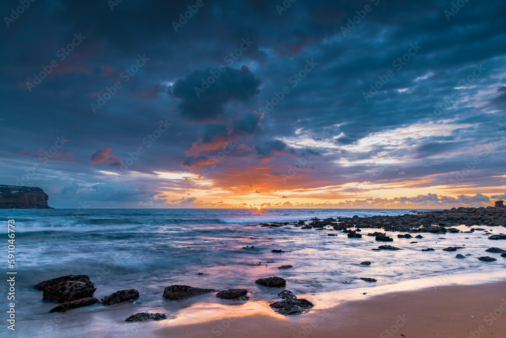 Naklejka premium Sunrise with scattered rain clouds at the seaside