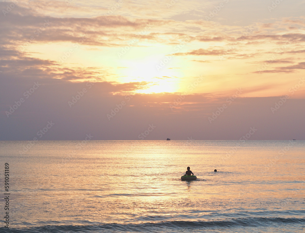 Fototapeta premium Romantic sunset sky on the ocean