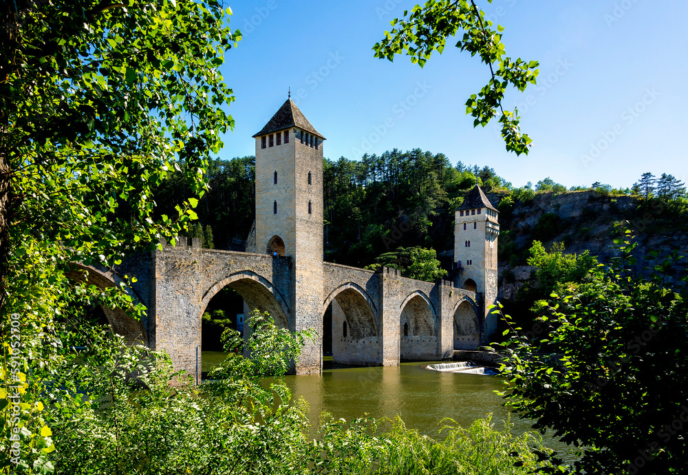 Cahors. Pont Valentré surnommé Pont du Diable sur le chemin de Saint Jacques de Compostelle. Patrimoine mondial de l'Unesco . Département du Lot. Occitanie. France