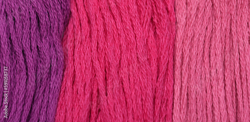 Pionowe pasy różowej i fioletowej włóczki tworzące wzór tapety 