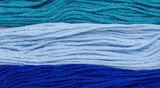 Niebieskie nici ułożone pasami w zbliżeniu makro jak tło 